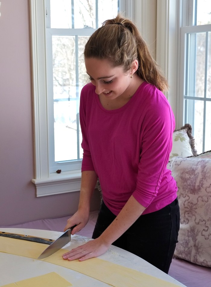 Amanda Mohan Sista Felicia making pasta © Kim Smith 2013