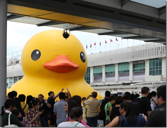 2013 06-07 HK Rubber Duckie at Lunchtime 046 cropped