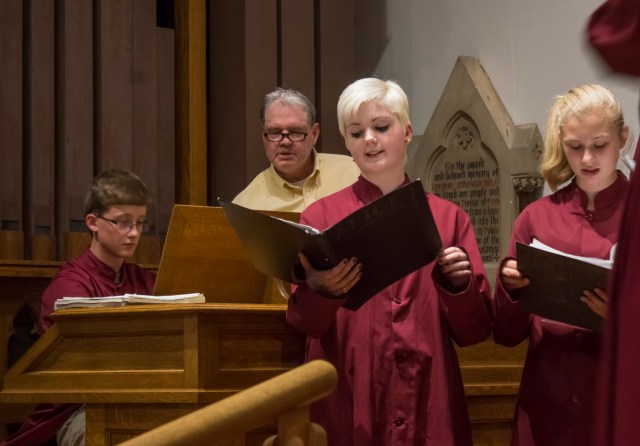 _Willy the organist with Mark and the altos DSC08841