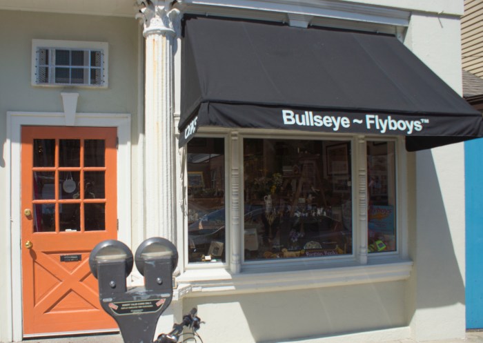 _Bullseye books façade