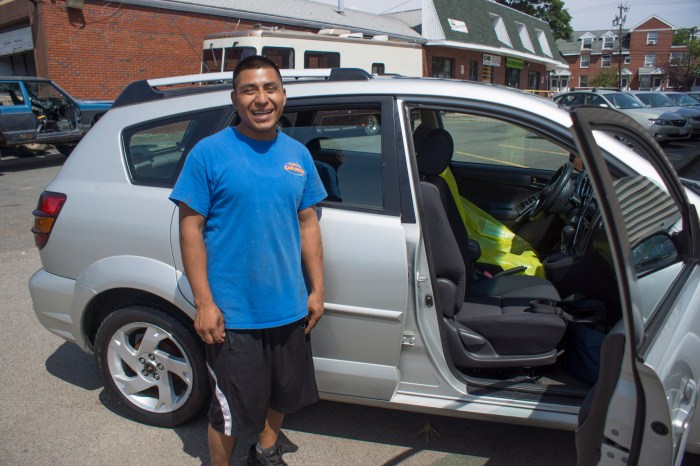 _DSC08968 Eduardo with the car