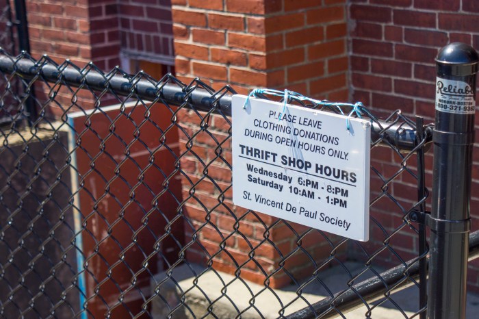 _DSC09044 SVP sign on the gate