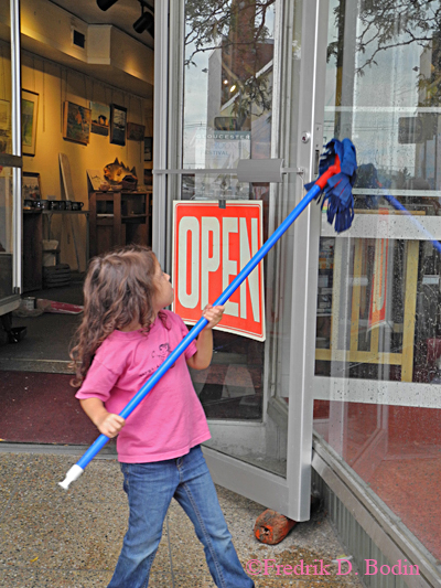 Andromeda, who's Vignette's daughter, eagerly pitches in as part of the crew. I enjoyed spending the day with her.