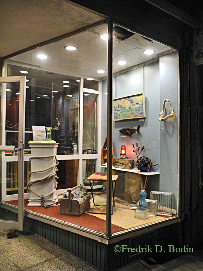 And here is the finished port side window, which was Vignette's.