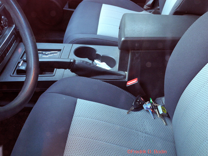 I was having a great day until I parked near my gallery on Main Street, put the keys in my pullover fleece jacket, grabbed my backpack, fed the meter, and then realized "OMG, no keys!" They had slipped out of my pocket before I got out of the Jeep. Can this ruin my day? Not if I don't let it. I went next door to Bananas, which keeps a spare key for me. Once inside, I got tied up with people, including a special friend, Bonnie Goodwin, youngest daughter of the Elf Child. She's the minister of the church in Truro, Cape Cod. My car troubles - What troubles? It only gets to you if you let it.