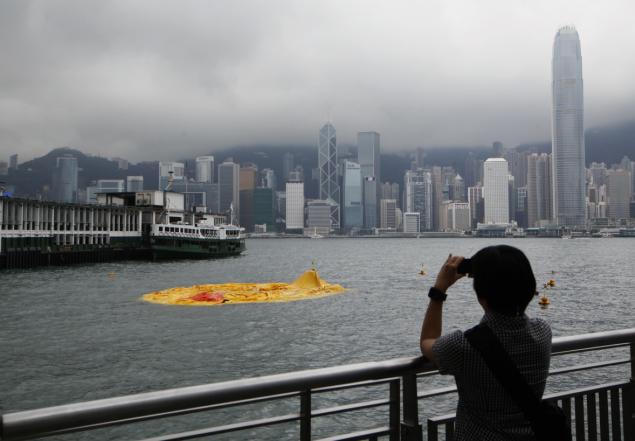 correction-hong-kong-rubber-duck