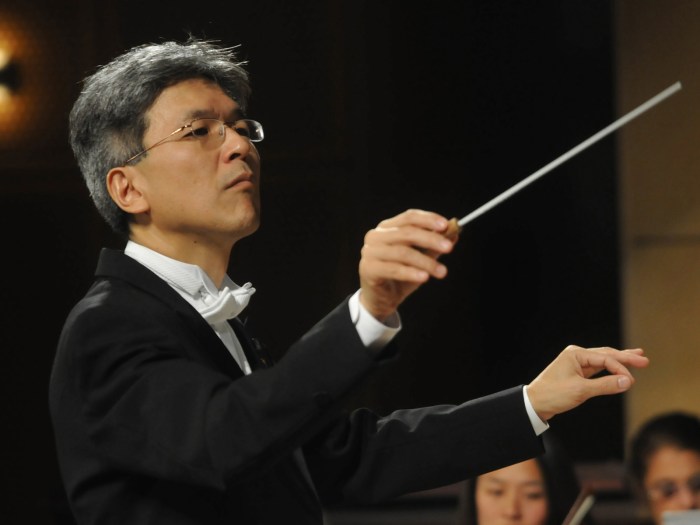 YU2012SideNoSmile_1-w1600h1200