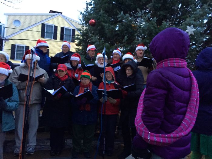 Carolers really cranking it up. Hey, wait a minute, I saw some of these people at the Photography show over in Magnolia the night before! 