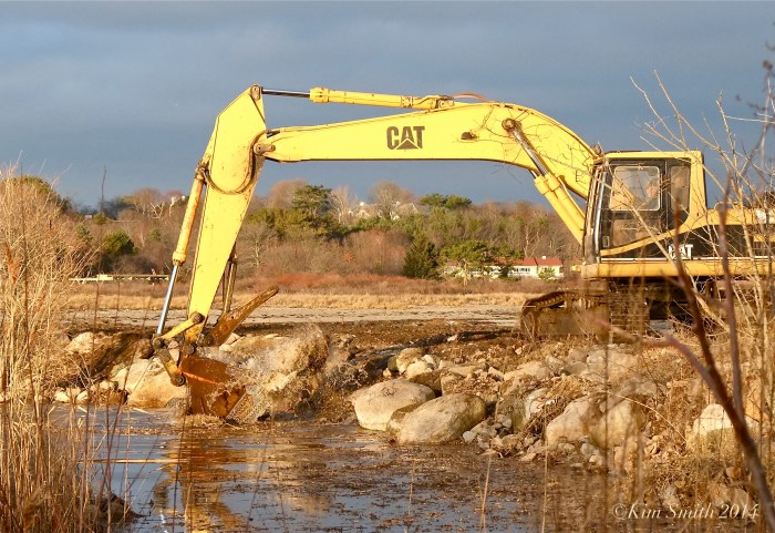 Niles Pond Brace Cove casueway restoration excavator -3 ©Kim Smith 2014.
