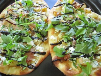 carmelized onion & pear flatbread pizza 093