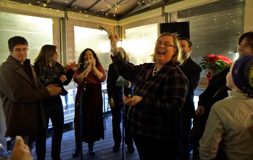 Mayor Carolyn Kirk farewell keys to the city ©Kim Smith 2015.