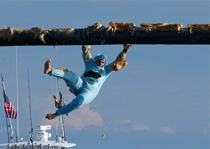 Greasy Pole Gloucester Stew McGillivray -2 ©Kim Smith 2015