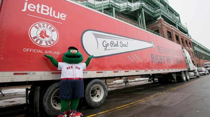 Red_Sox_Truck_Day_1280_p8thd6aj_b95ngwz1