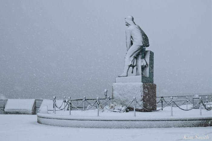 gloucester-fishermans-memorial-man-at-the-wheel-2-copyright-kim-smith