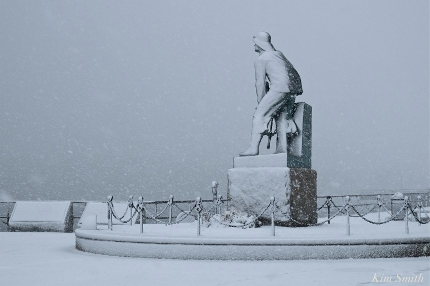 gloucester-fishermans-memorial-man-at-the-wheel-2-copyright-kim-smith