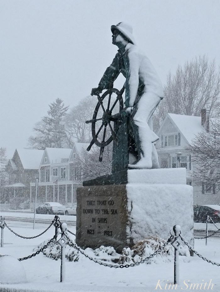 gloucester-fishermans-memorial-man-at-the-wheel-copyright-kim-smith