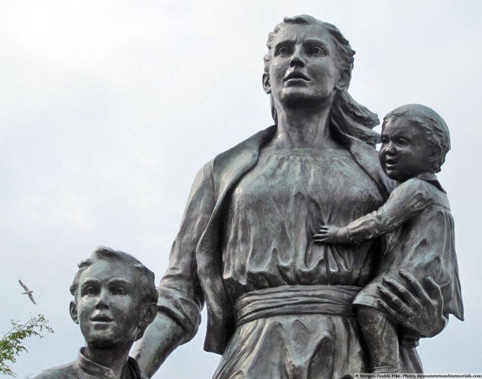 gloucester-fishermens-wives-memorial-sculptor-morgan-fileds-pike
