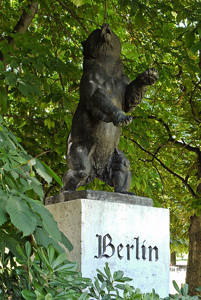401px-Madrid_Parque_de_Berlin_Oso_de_Berlin
