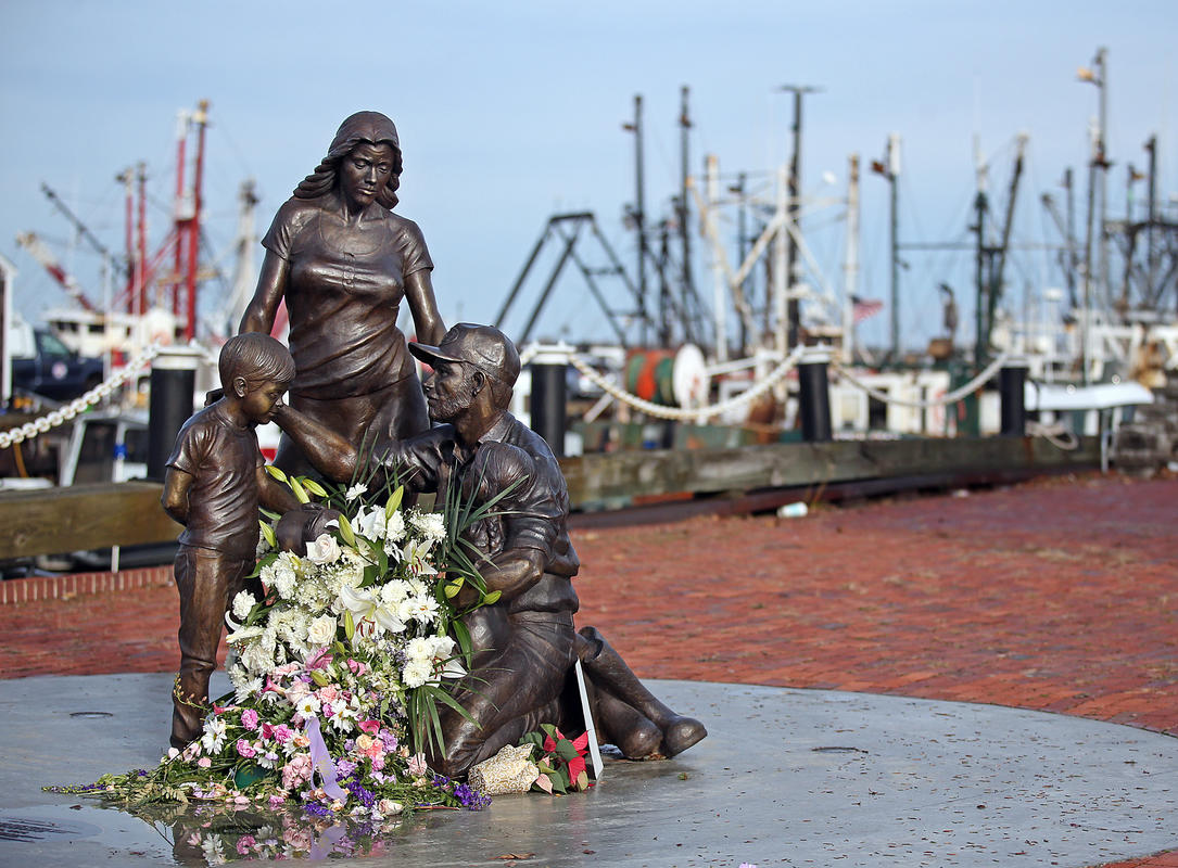 Boston Herald photograph with Brian Dowling story fishermens tribute monument ©NANCY LANE 120617fishnl01.jpg