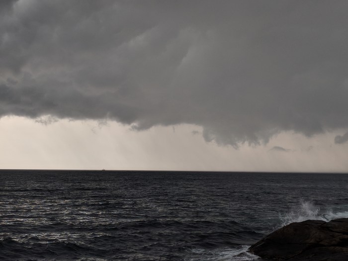 scale of sea and sky with Fishing boat before the torrential forecast_20180717_©c ryan.jpg