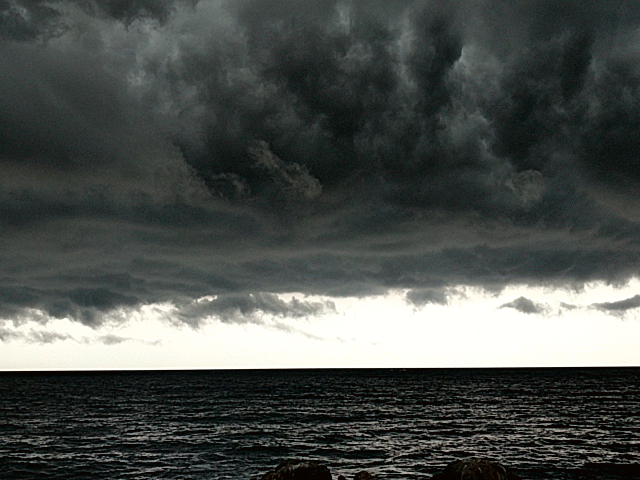 torrential rain forecast but first inky clouds and sea _20180717 ©c ryan.gif