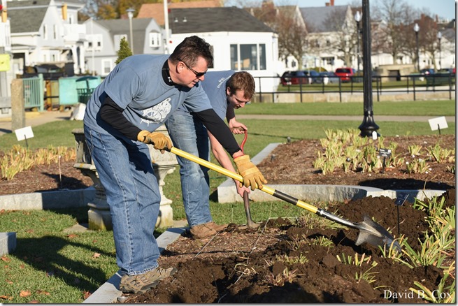 2018 11 7 Gen Gardeners Replanting Tulips 033