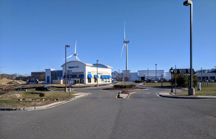 Gloucester Crossing construction spring 2019_ Aspen Dental open_ complex with Starbucks build out continues_20190417_© catherine ryan