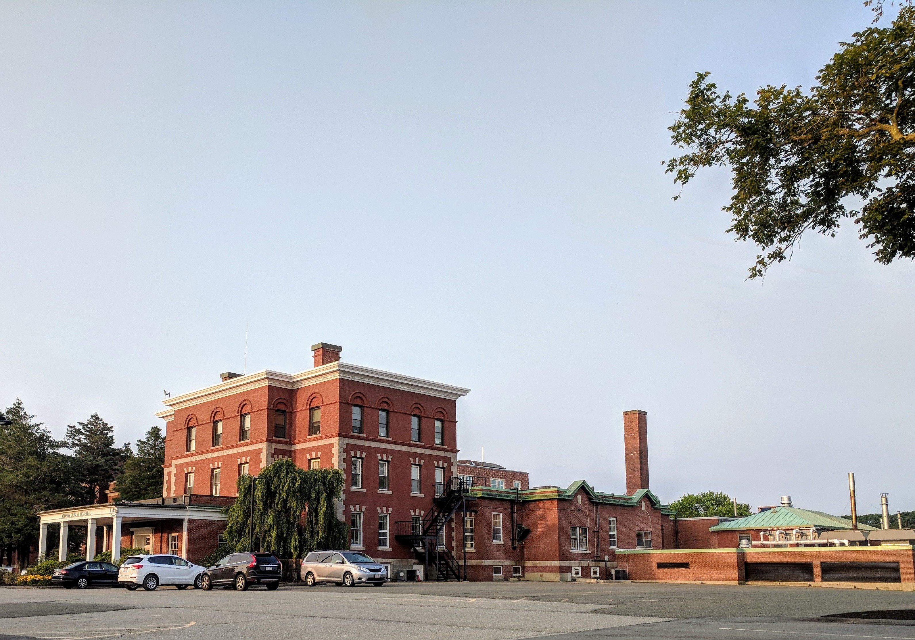 Addison Gilbert Hospital Gloucester MA view from Washington street_20180702_ยฉc ryan