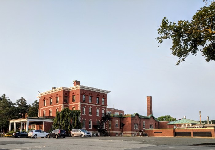 Addison Gilbert Hospital Gloucester MA view from Washington street_20180702_©c ryan