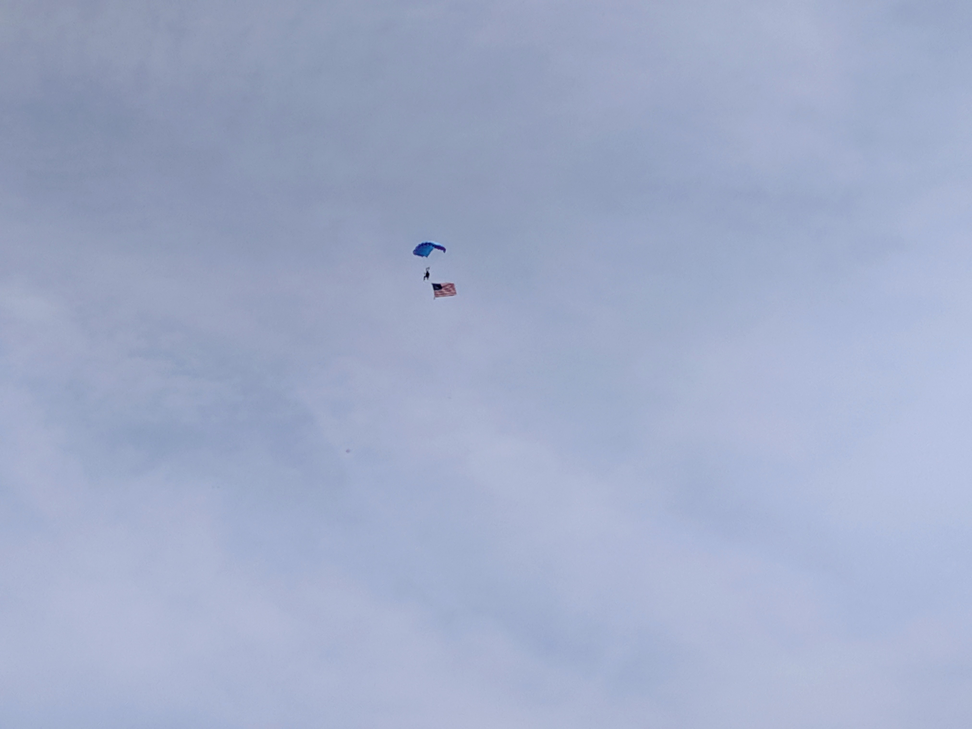 patriotic sky divers aim for the X_Manchester by the sea 4th of July parade 2019_©c ryan (14)