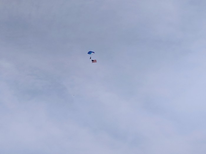 patriotic sky divers aim for the X_Manchester by the sea 4th of July parade 2019_©c ryan (14)