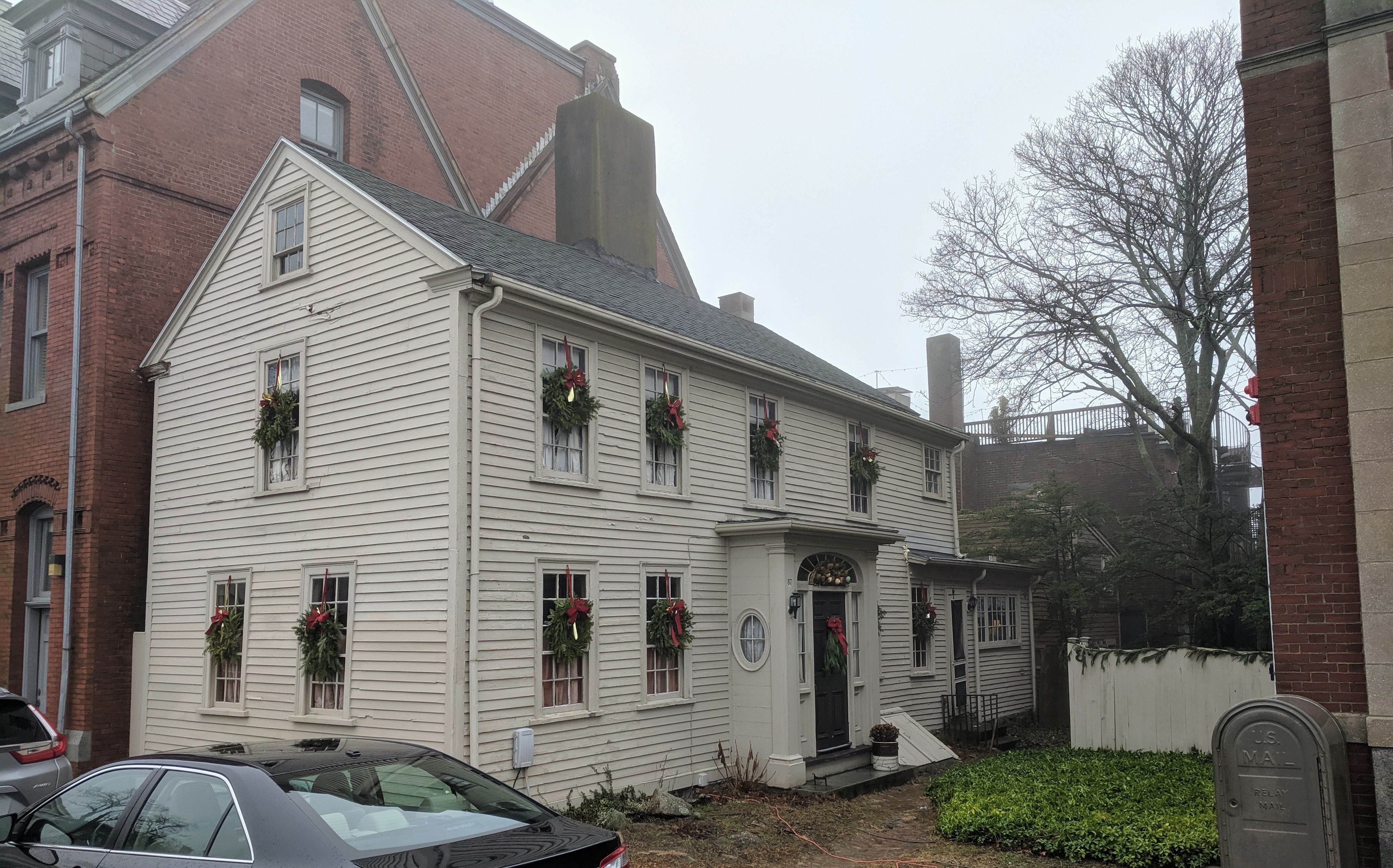 Holiday wreaths Gloucester MA decorated homes and businesses _New England architecture winter _20191212_©c ryan (14).jpg
