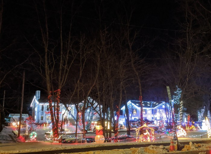 Saugus condos_Holiday lights decorated homes_ Christmas 2019 ©c ryan