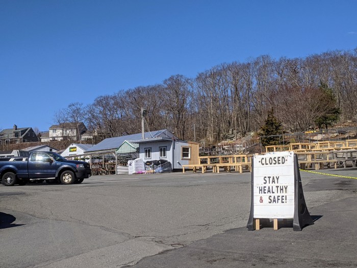 Wolf Hill_covid 19 sign_ closed Stay Healthy &amp; Safe_ Gloucester Mass_ 20200327_©c ryan