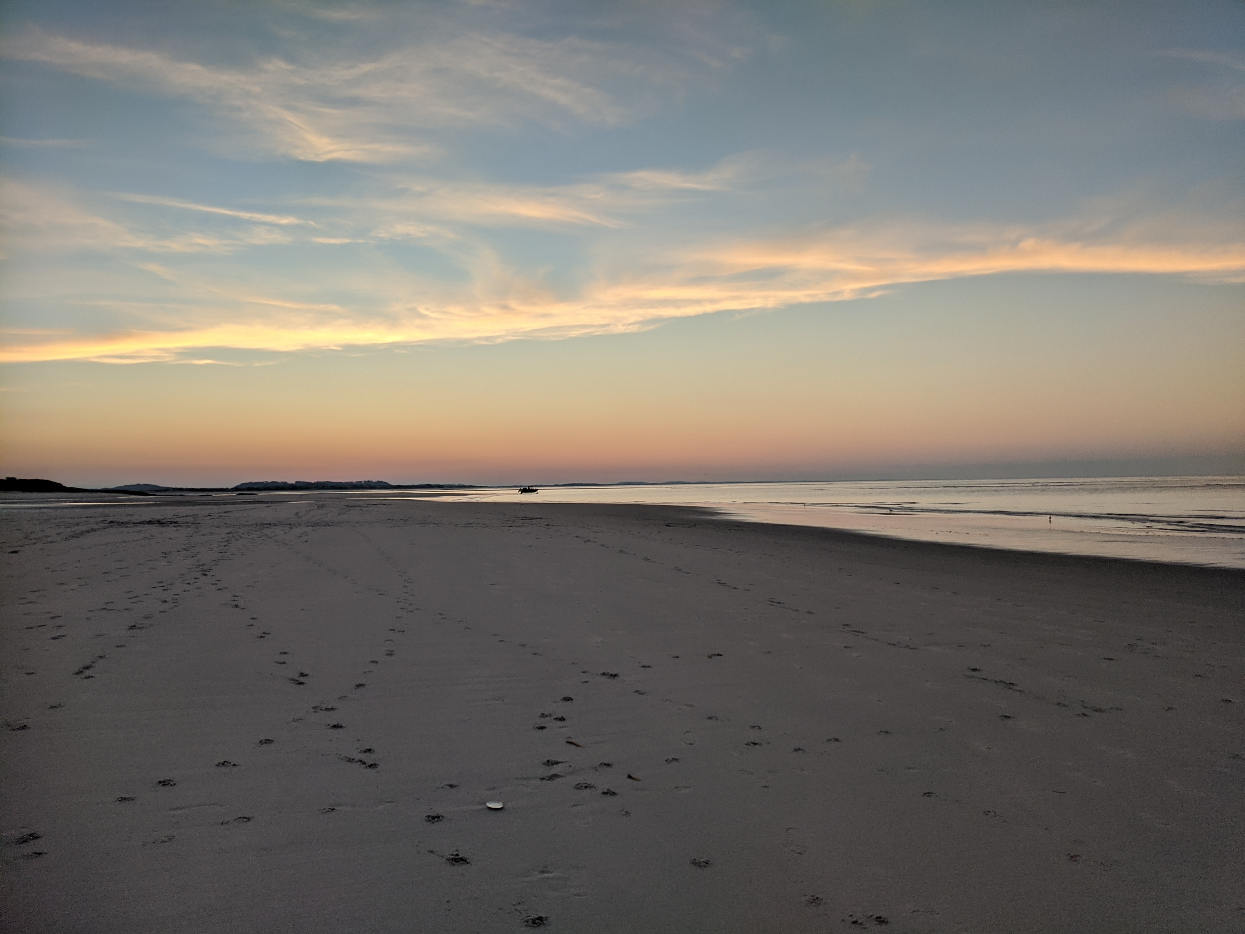 Amphibious Motor Boat tow acrosss low tide beach_20200724_Gloucester Mass ©c ryan (1)