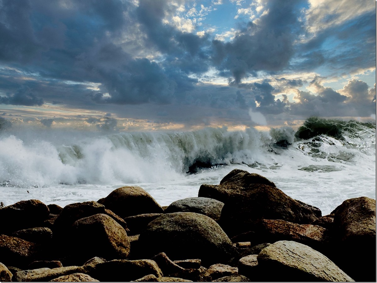 Backshore waves with dramatic sky